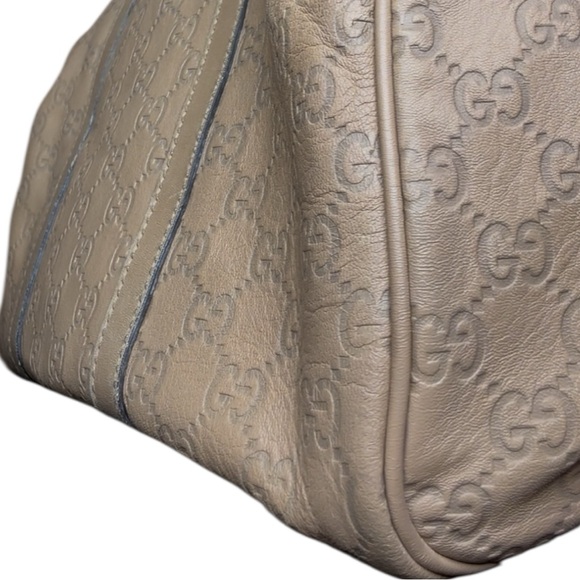 Gucci Guccissima embossed leather Boston bag crafted in beige - Picture 4 of 8